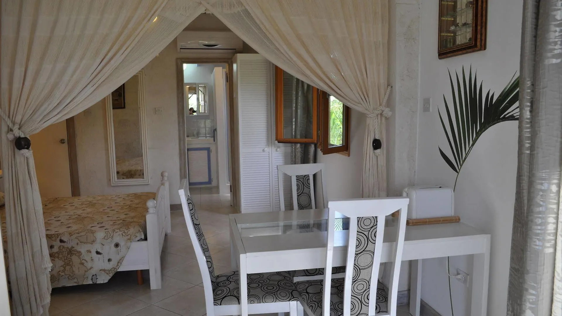 Apartment White Coconut Studio Christ Church