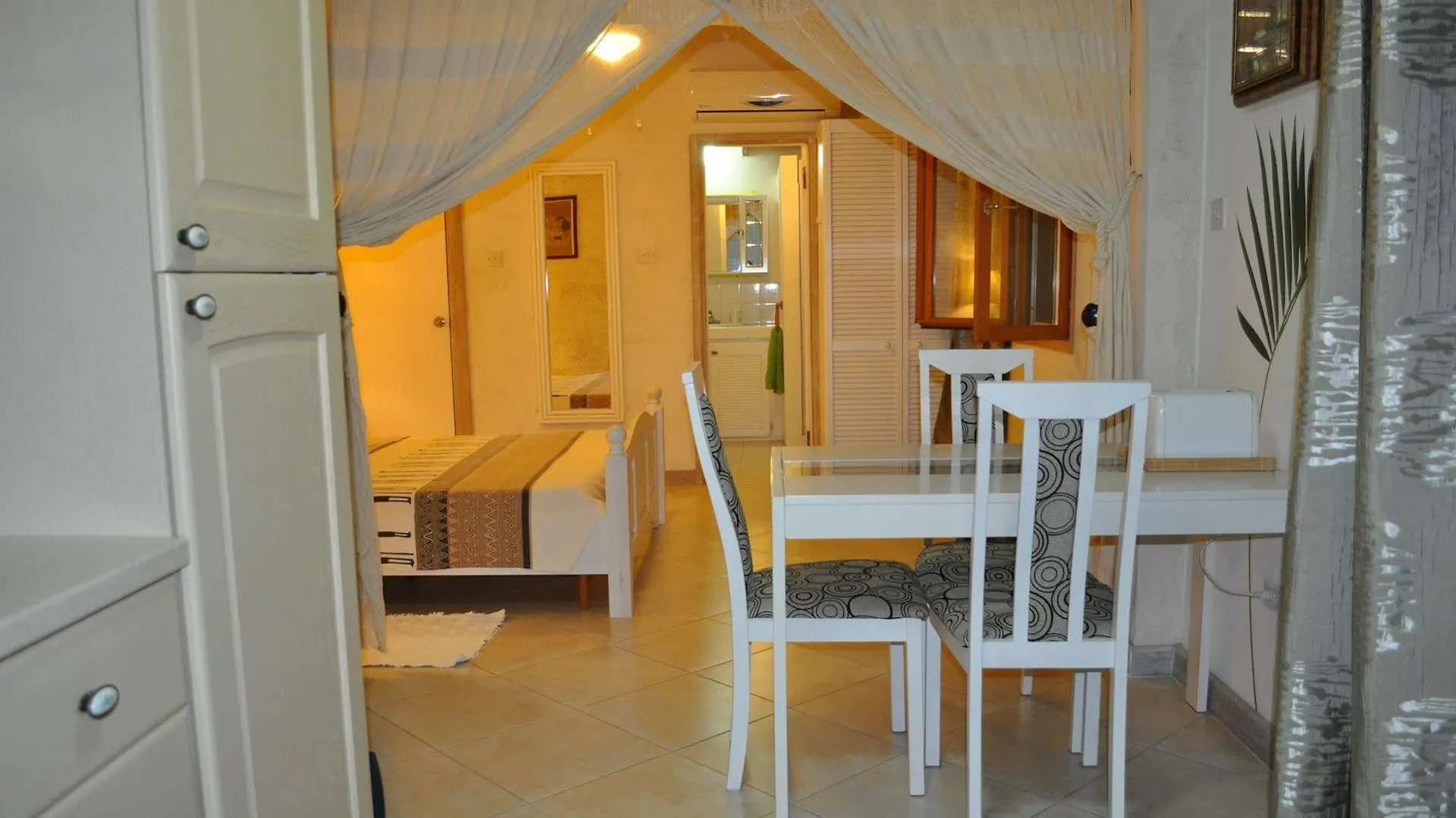 White Coconut Studio كرايست تشيرش 0*,